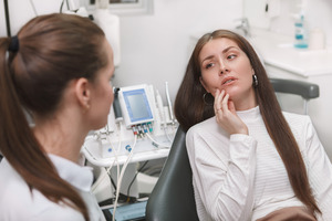 Female patient visiting the emergency dentist